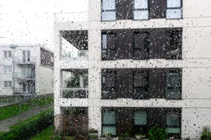 Piogge autunnali nel Lazio: scopri come preparare il condominio con controlli su gronde, pluviali, caditoie e autorimesse per prevenire gli allagamenti.
